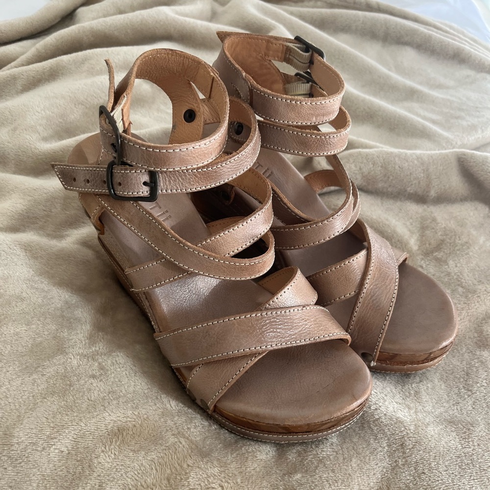 BED STU wedges